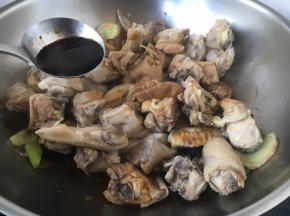 放入80g生抽，5g老抽。