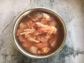 放在冷水里浸泡1个小时，然后清洗2遍。