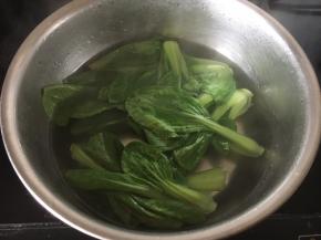 小油菜在开水里汆烫一下，捞出来，过一下凉水，沥干水分备用。