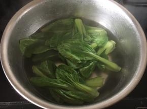 小油菜在开水里汆烫一下，捞出来，过一下凉水，沥干水分备用。