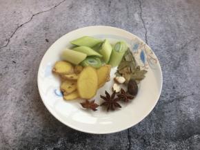 准备好佐料，葱、姜、八角、香叶、草果。