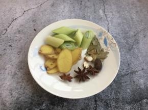 准备好佐料，葱、姜、八角、香叶、草果。