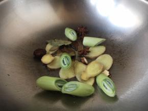 热锅凉油（15ml），先煸炒姜片、八角、草果，煸炒出香味，然后再煸炒葱段，葱段被煸炒出香味即可。