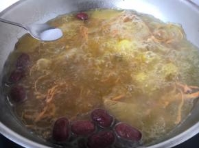 最后放入少许的盐调味。