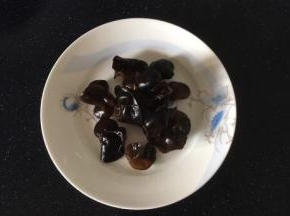黑木耳提前泡发好。