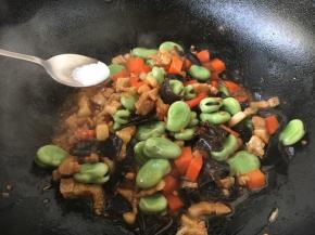 放入少许盐调味。