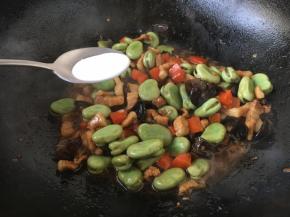 淋入1勺水淀粉勾芡即可。