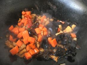 放入胡萝卜丁。