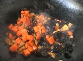 放入胡萝卜丁。