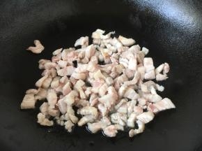 热锅凉油，放入猪肉肉丁，略微煸炒，煸炒出油花即可。