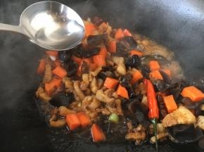 放入50ml的开水，大火，将所有食材翻炒均匀，将胡萝卜炒至8成熟。