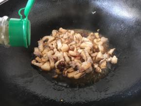 撒上少许的白胡椒粉。