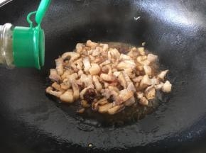 撒上少许的白胡椒粉。