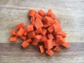 胡萝卜切丁备用。