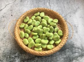 将所有的蚕豆剥好备用。很多人在吃蚕豆的时候喜欢把皮吐掉，其实蚕豆皮的营养价值很高，蚕豆皮富含膳食纤维，可以促进肠道蠕动。不过还是得看个人的喜好。