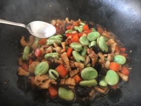 放入一点点的白糖提鲜。