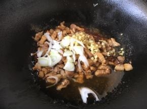 放入葱花和姜末，再次翻炒均匀。