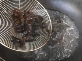 黑木耳焯水，焯水时间1~2分钟，捞出后过凉水，沥干水分备用。