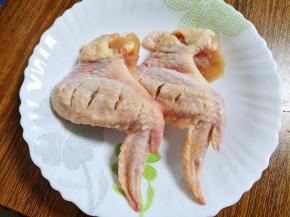 鸡翅两只！用剪肉剪刀剪几条缝，方便更好入味！