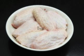 鸡翅解冻，洗净，沥干水，用牙签搓个洞，更入味，或者划二刀；我购买的是冰鸡翅，放冰箱了，需要解冻，新鲜购买的可以省略这步