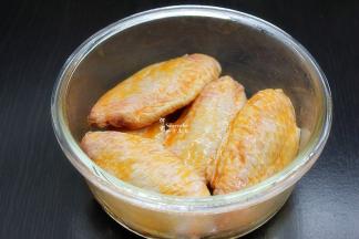 腌制3小时后，取出鸡翅，如图，非常入味了；