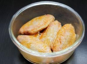腌制3小时后，取出鸡翅，如图，非常入味了；