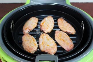 烤盘放入空气炸锅中；