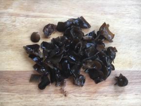 将黑木耳切成和蚕豆大小的丁，备用。