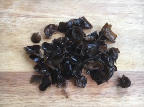 将黑木耳切成和蚕豆大小的丁，备用。