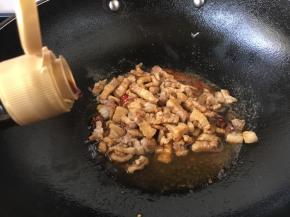 放入2勺的酱油，翻炒均匀。