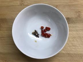 准备好小米椒和花椒。