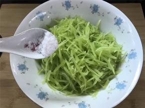 加少许盐腌20分钟。