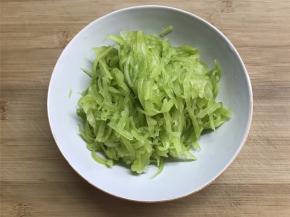 把腌好的莴笋丝挤开水分。