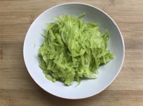 把腌好的莴笋丝挤开水分。