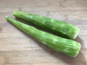 莴笋买回来后刨去外面的皮。