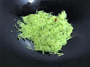 放入莴笋丝翻炒均匀。