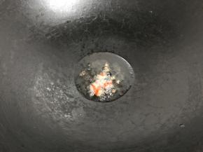 锅中倒入少许油后放入小米椒和花椒煸出香味。