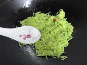 加入适量盐调味。