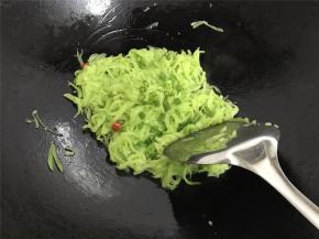 调味后即可熄火，出锅前撒上香葱即可。