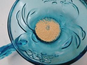 发酵粉加适量白糖