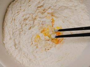 面粉里加入鸡蛋，用筷子搅拌