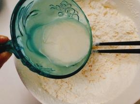 加入发酵水，拌均匀后再加入清水拌成絮状