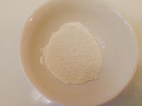 发酵期间我们来做油酥，油酥主要起到皮酥脆，色泽焦黄，吃起来香酥，取出面粉放小盆内或碗内