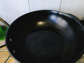 锅里放油