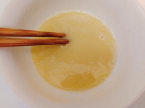 加7成热，倒入面粉里，用筷子均匀，