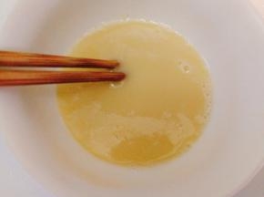 加7成热，倒入面粉里，用筷子均匀，