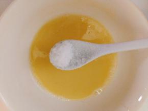 加入一勺盐，搅匀。