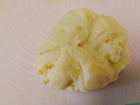 饧发好的面盆里取出，不需要揉了。