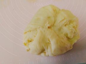 饧发好的面盆里取出，不需要揉了。