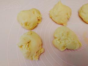 案板上抹上油，用手揪成大小均匀的剂子，每个剂子大约80克。